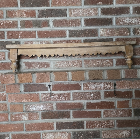 Distressed white washed rustic farmhouse country scalloped edge thin wall shelf - Picture 3 of 12